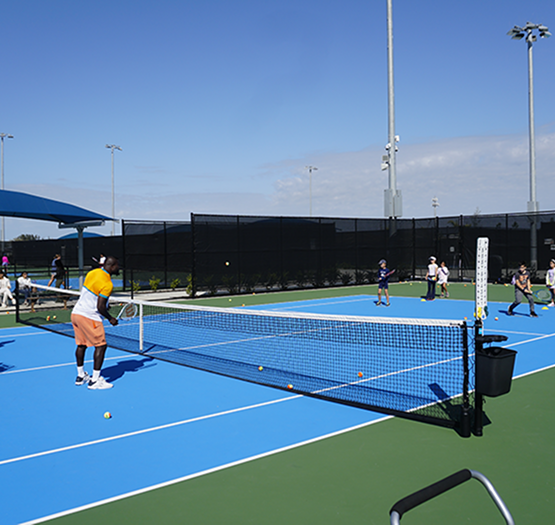 court play pickleball