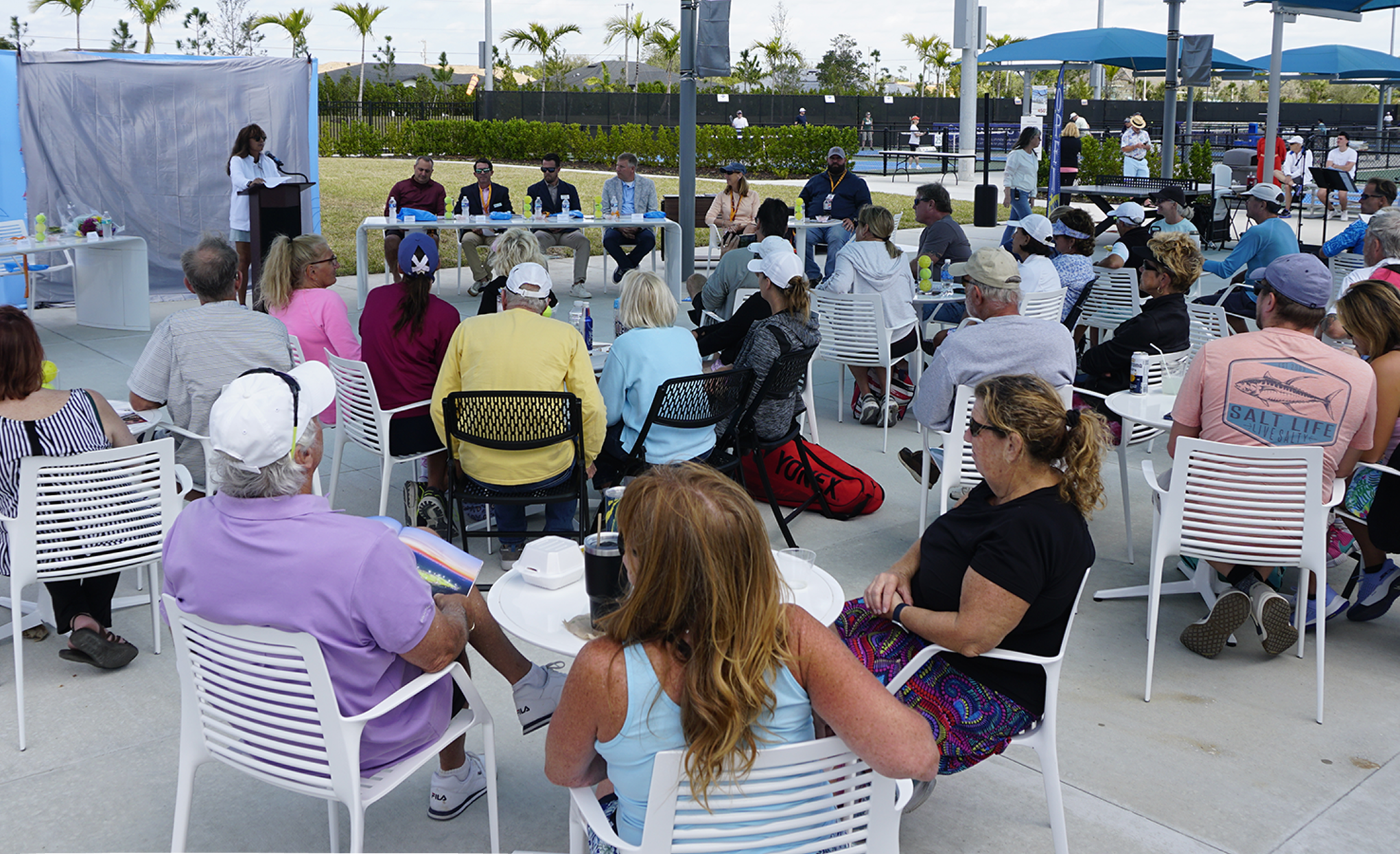 enjoying people court cafe